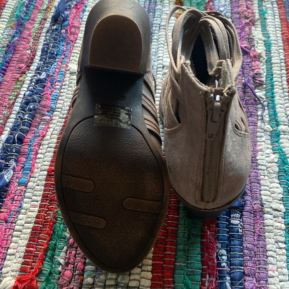 Light brown ankle booties, low heel. - Picture 7 of 7